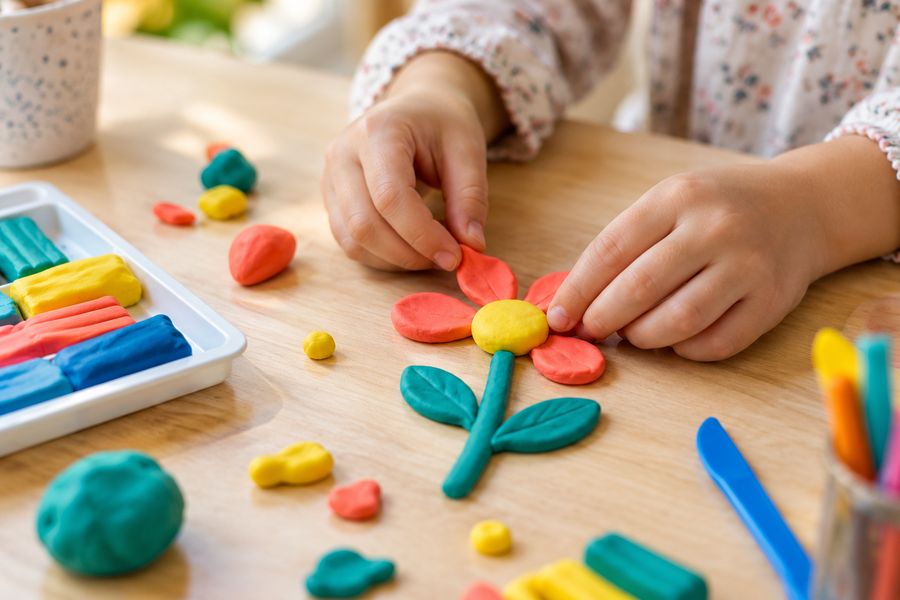 Enfant modelant de la pâte à modeler colorée